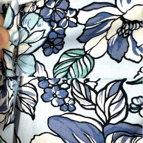 4 for $20 SALE! Ann Taylor Factory Signature Fit Shorts, Blue Floral, Size 2P - Picture 4 of 9